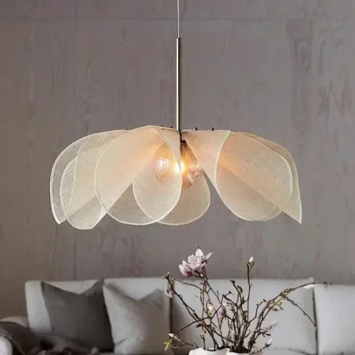 Lampa wisząca z abażurem z siatki kwiatowej