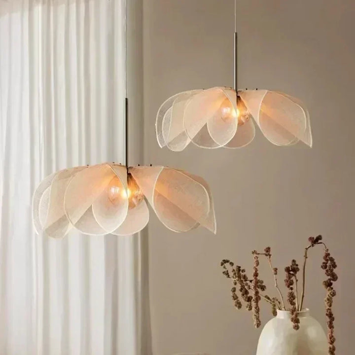 Lampa wisząca z abażurem z siatki kwiatowej
