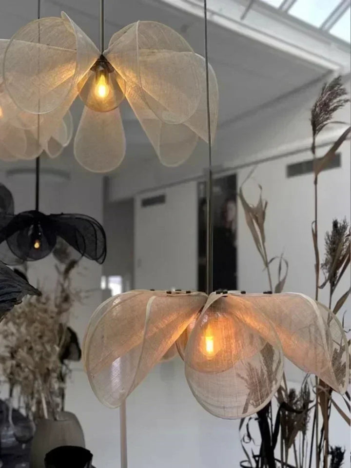 Lampa wisząca z abażurem z siatki kwiatowej