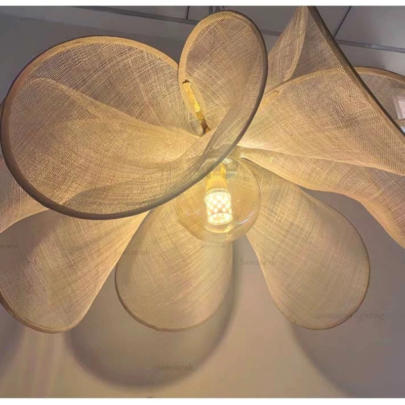 Lampa wisząca z abażurem z siatki kwiatowej