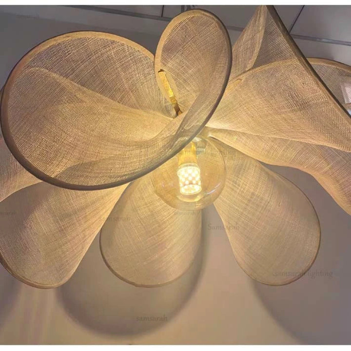 Lampa wisząca z abażurem z siatki kwiatowej