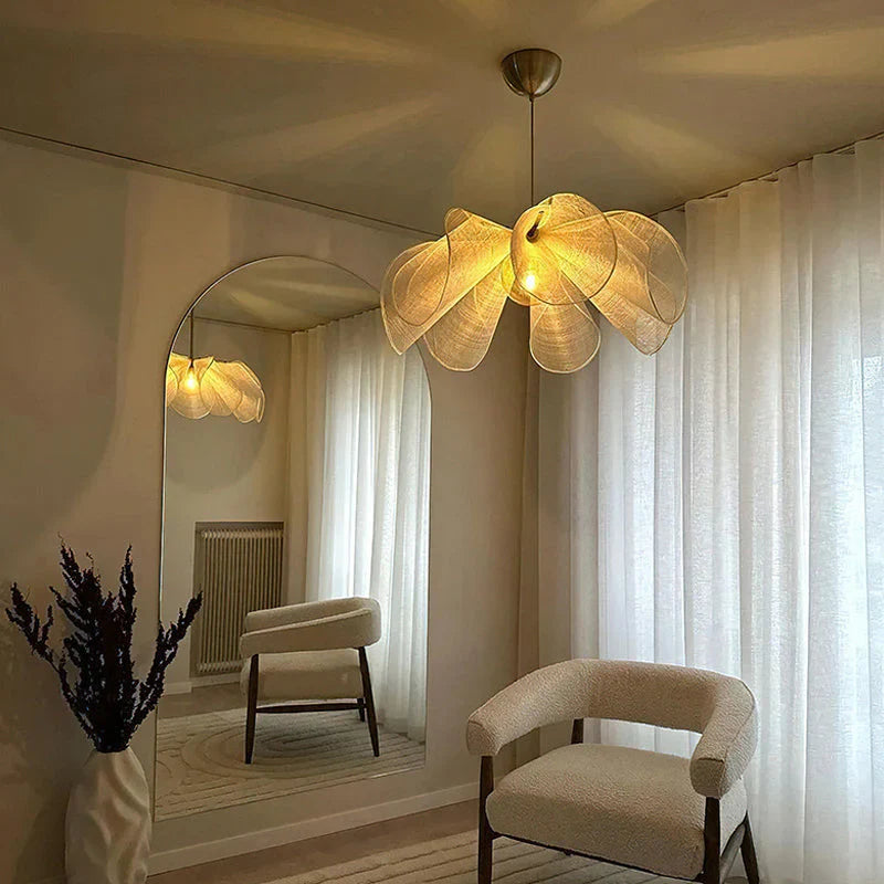 Lampa wisząca z abażurem z siatki kwiatowej