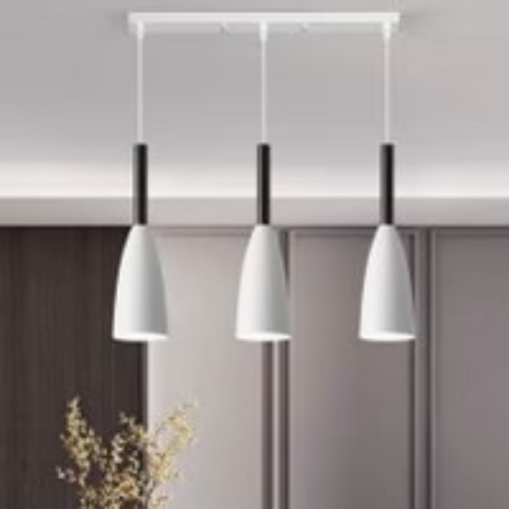 Lampa wisząca z cienkimi kloszami na pasku