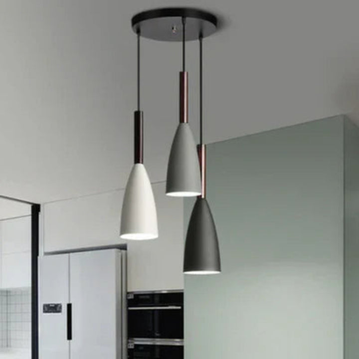 Lampa wisząca z cienkimi kloszami na pasku