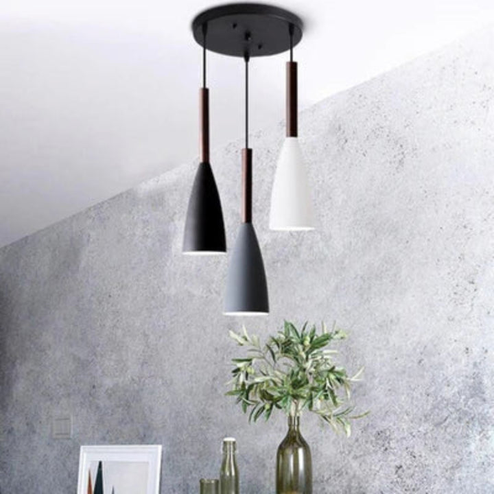 Lampa wisząca z cienkimi kloszami na pasku