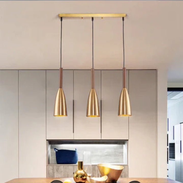Lampa wisząca z cienkimi kloszami na pasku
