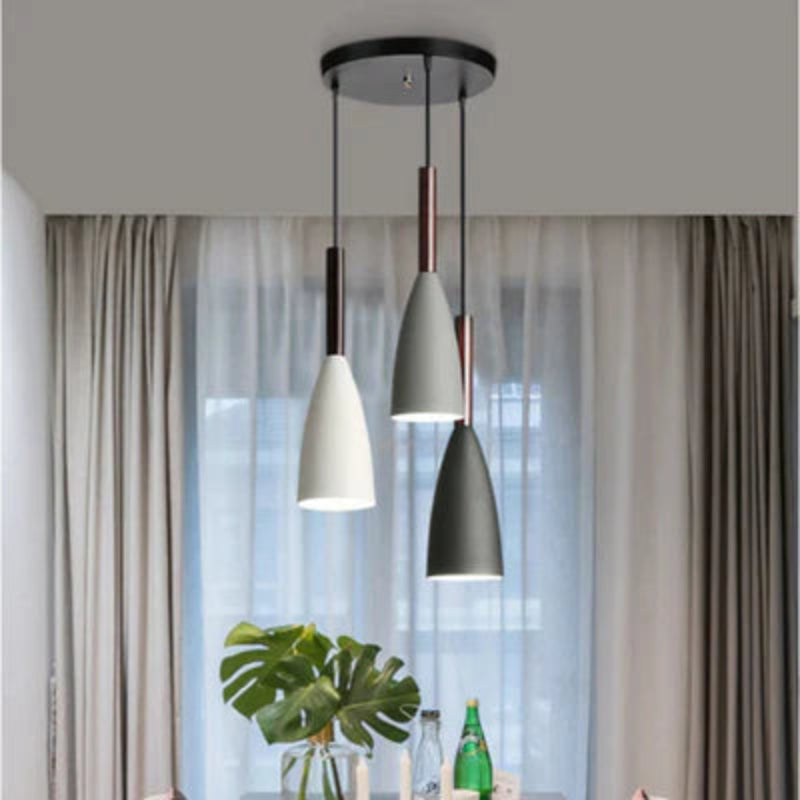 Lampa wisząca z cienkimi kloszami na pasku