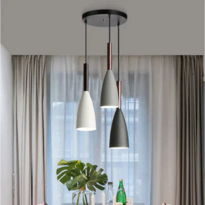 Lampa wisząca z cienkimi kloszami na pasku