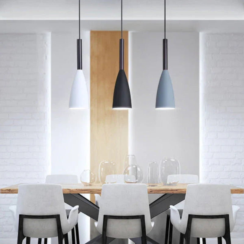 Lampa wisząca z cienkimi kloszami na pasku