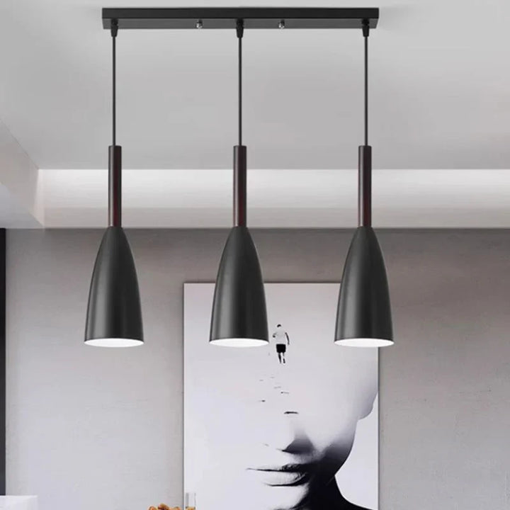 Lampa wisząca z cienkimi kloszami na pasku
