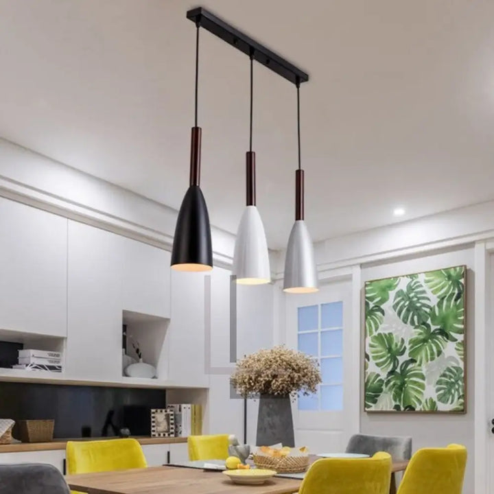 Lampa wisząca z cienkimi kloszami na pasku