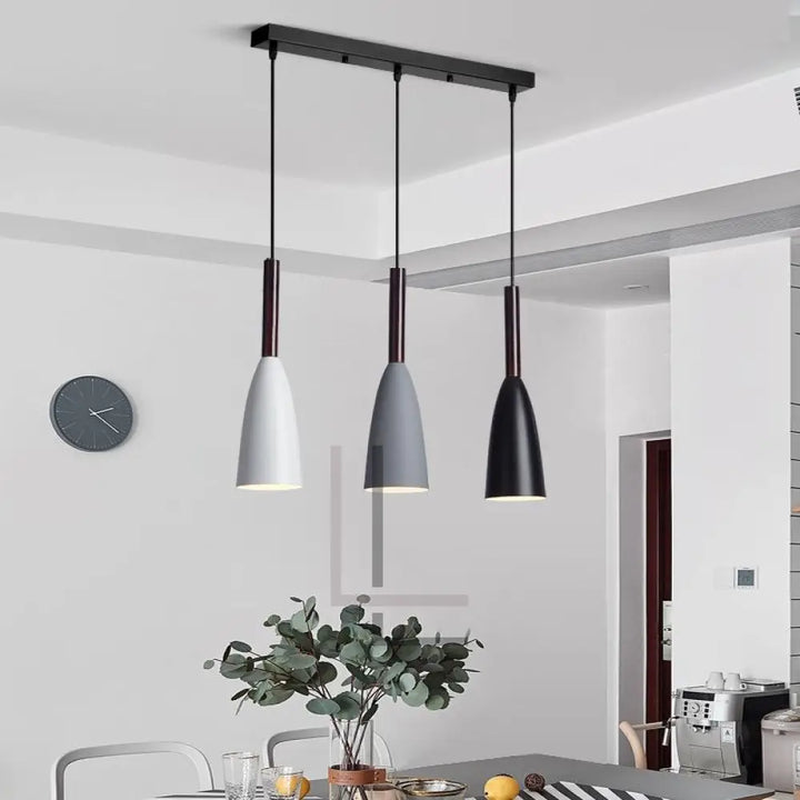 Lampa wisząca z cienkimi kloszami na pasku