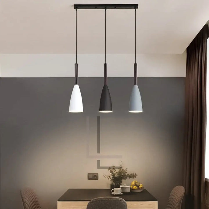 Lampa wisząca z cienkimi kloszami na pasku