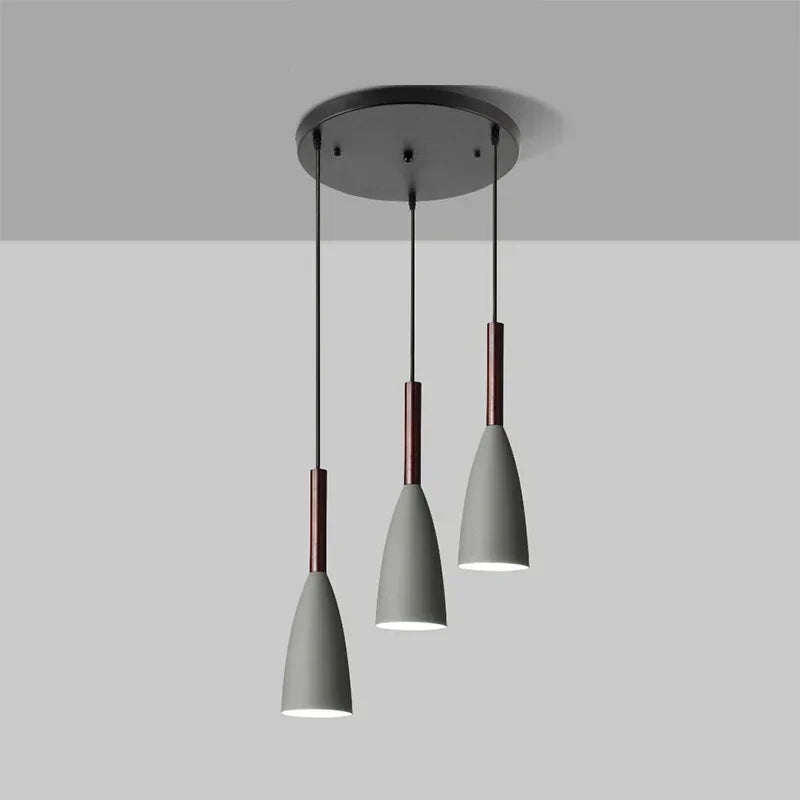 Lampa wisząca z cienkimi kloszami na pasku