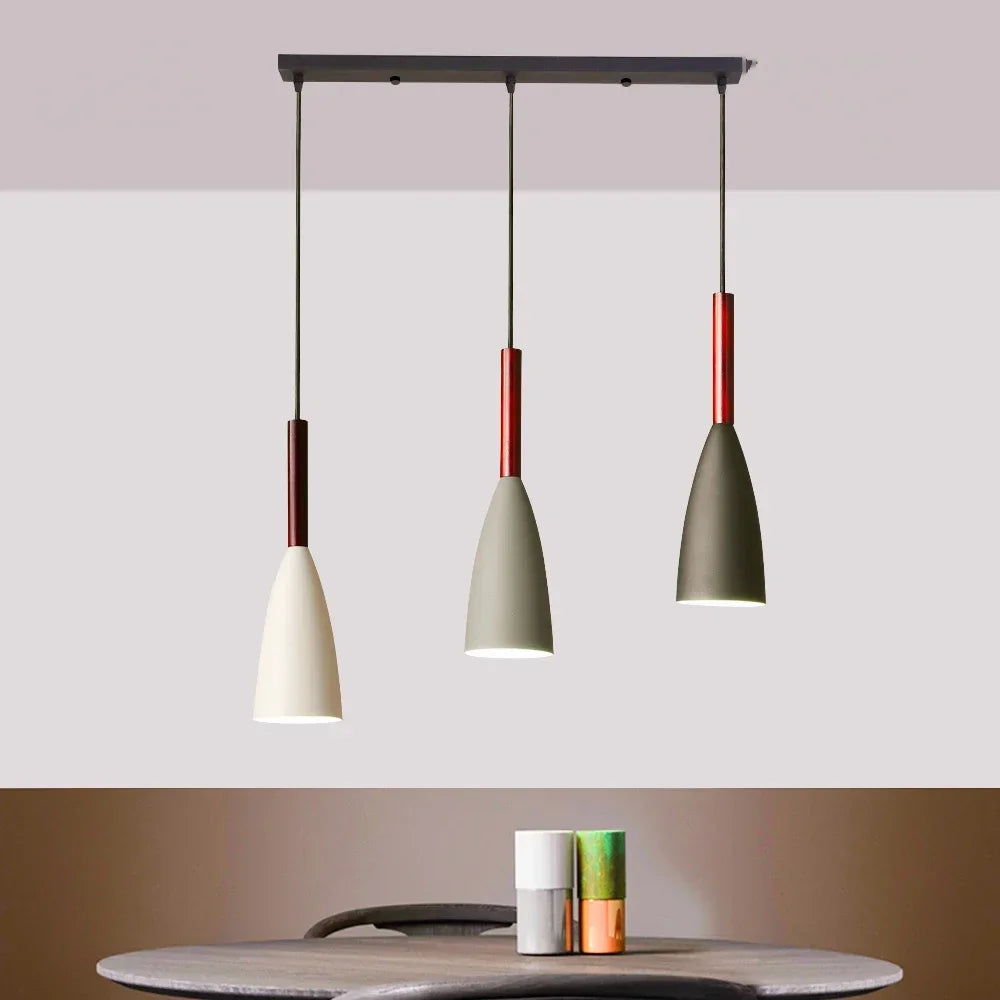 Lampa wisząca z cienkimi kloszami na pasku