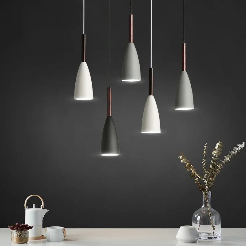 Lampa wisząca z cienkimi kloszami na pasku
