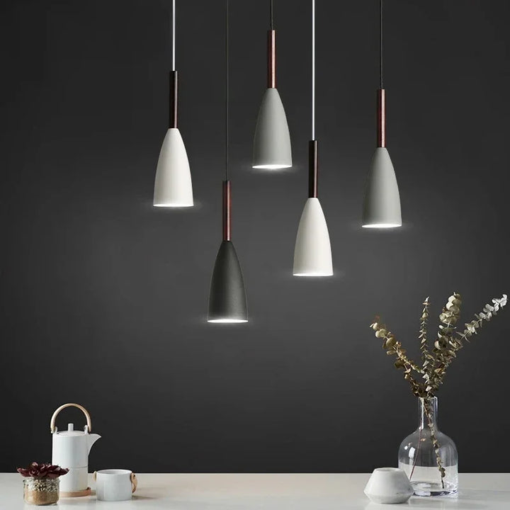 Lampa wisząca z cienkimi kloszami na pasku