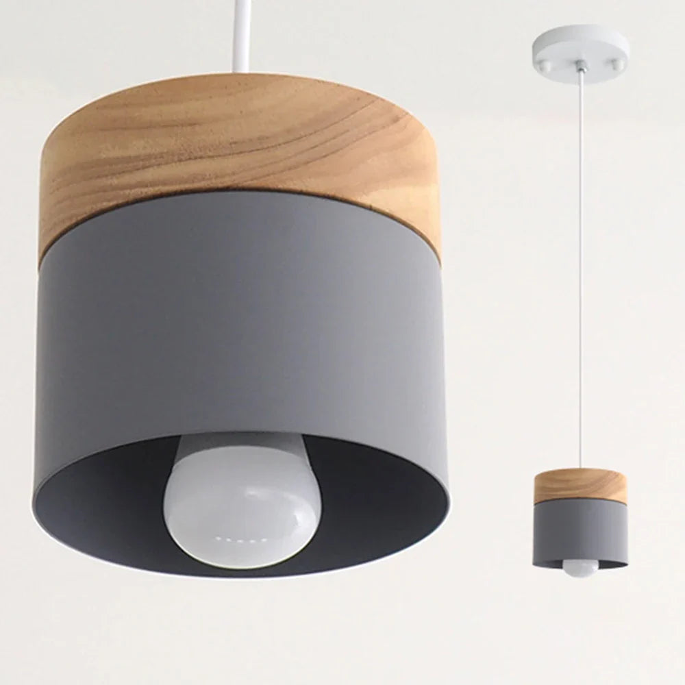 Lampa wisząca z cylindrycznym kloszem i drewnianym elementem górnym z pojedynczym źródłem światła