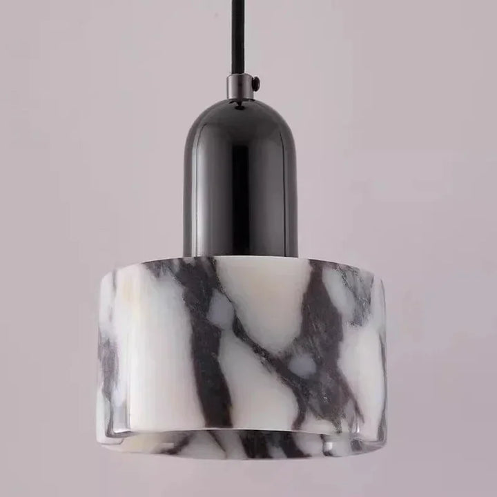 Lampa wisząca z cylindrycznym kloszem marmurowym