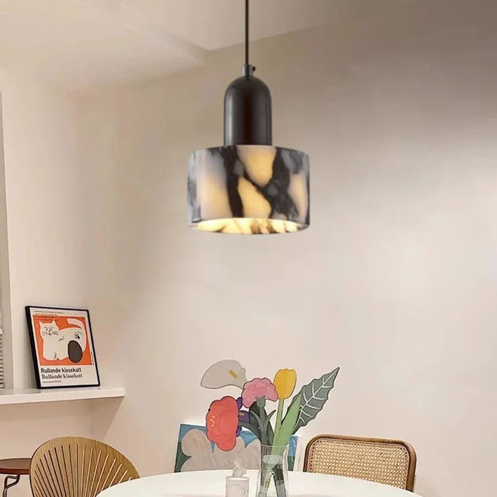 Lampa wisząca z cylindrycznym kloszem marmurowym