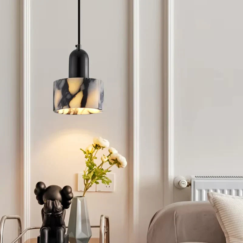 Lampa wisząca z cylindrycznym kloszem marmurowym