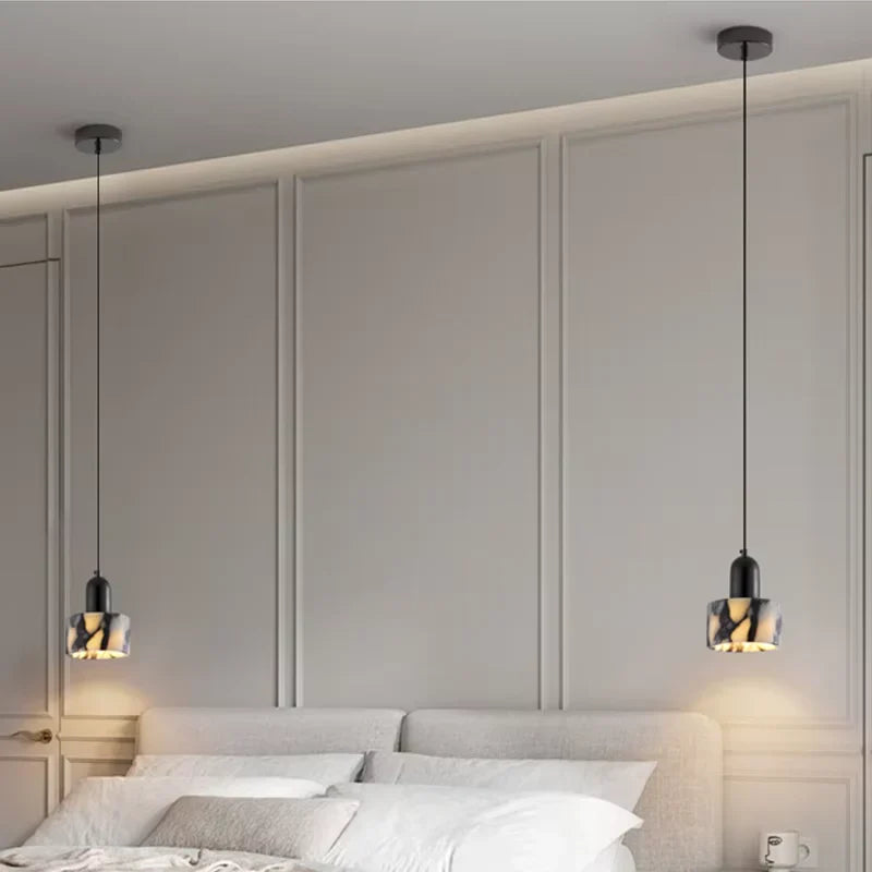 Lampa wisząca z cylindrycznym kloszem marmurowym