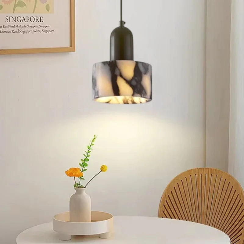 Lampa wisząca z cylindrycznym kloszem marmurowym