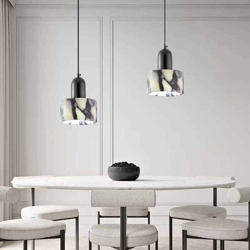 Lampa wisząca z cylindrycznym kloszem marmurowym