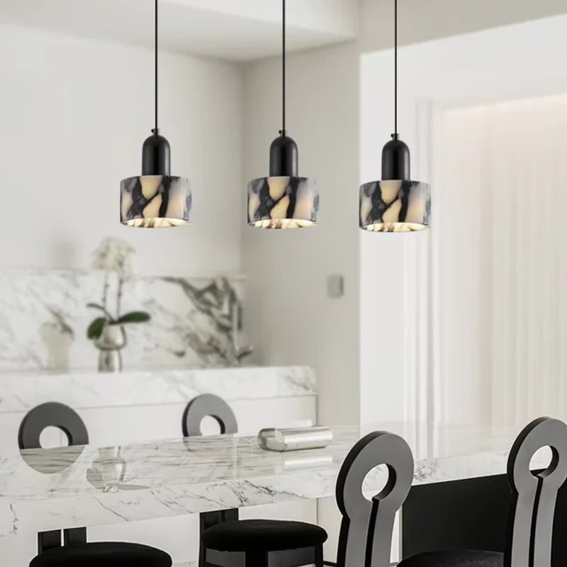Lampa wisząca z cylindrycznym kloszem marmurowym