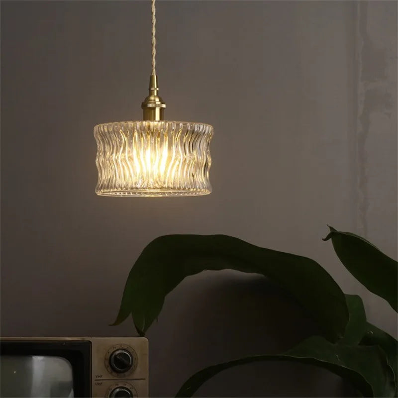 Lampa wisząca z cylindrycznym kloszem ze szkła ryflowanego i mosiężną oprawą