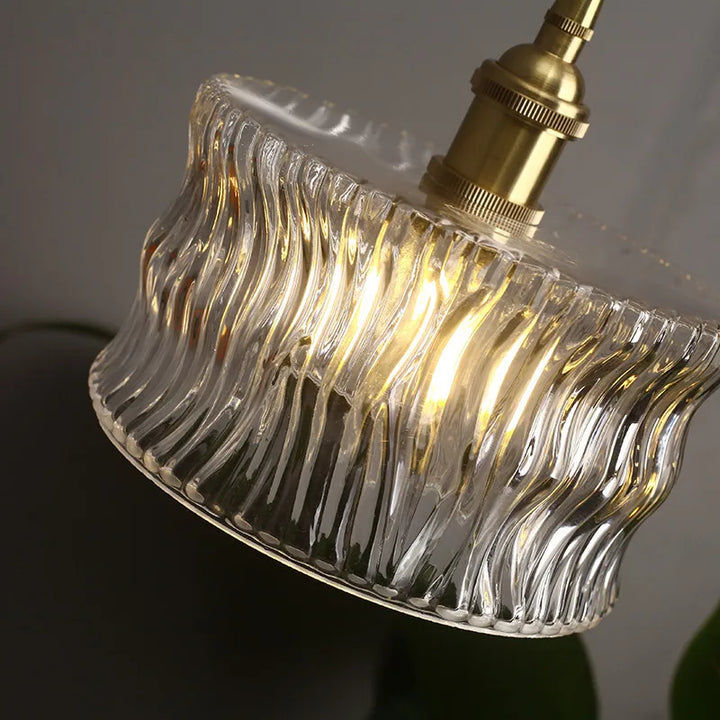 Lampa wisząca z cylindrycznym kloszem ze szkła ryflowanego i mosiężną oprawą