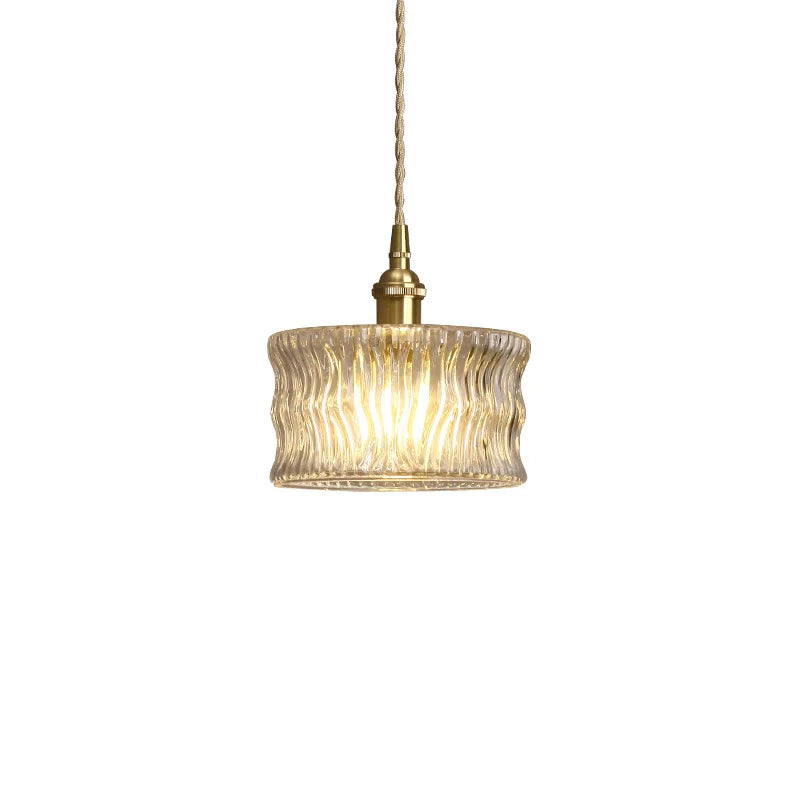 Lampa wisząca z cylindrycznym kloszem ze szkła ryflowanego i mosiężną oprawą
