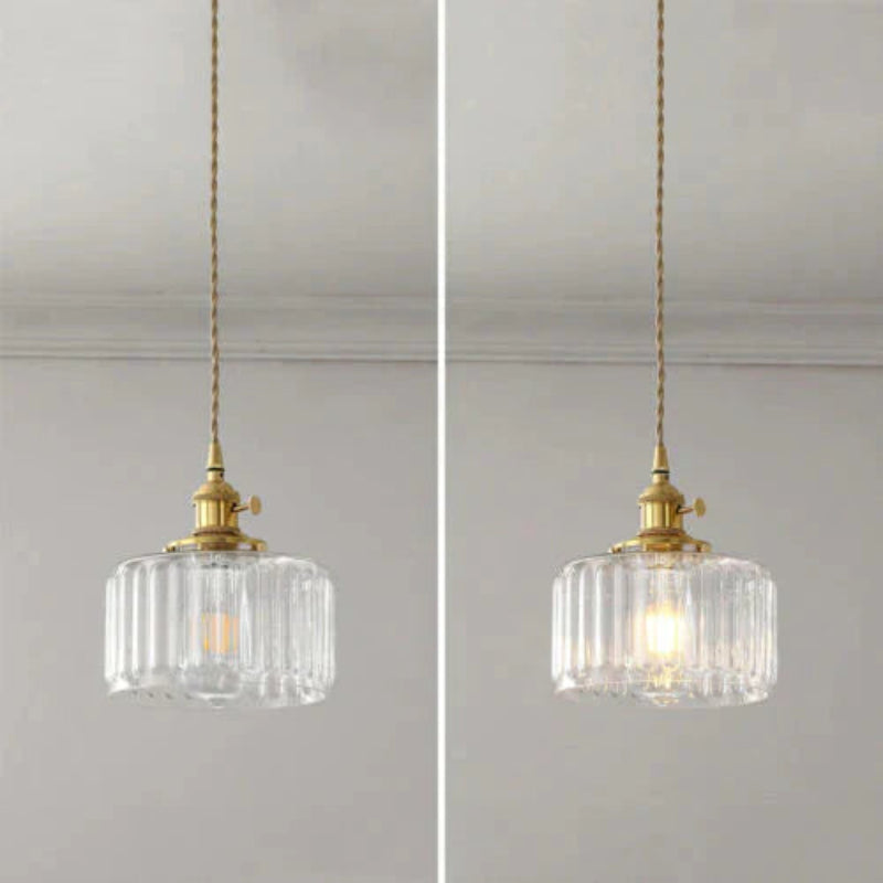 Lampa wisząca z cylindrycznym kloszem ze szkła ryflowanego i mosiężną oprawą