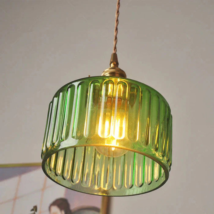 Lampa wisząca z cylindrycznym kloszem ze szkła ryflowanego i mosiężną oprawą