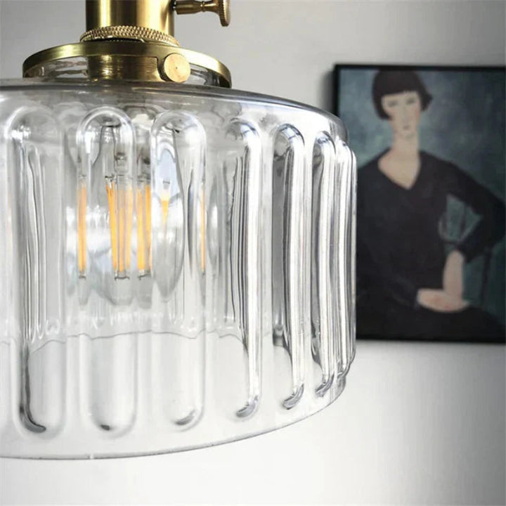 Lampa wisząca z cylindrycznym kloszem ze szkła ryflowanego i mosiężną oprawą