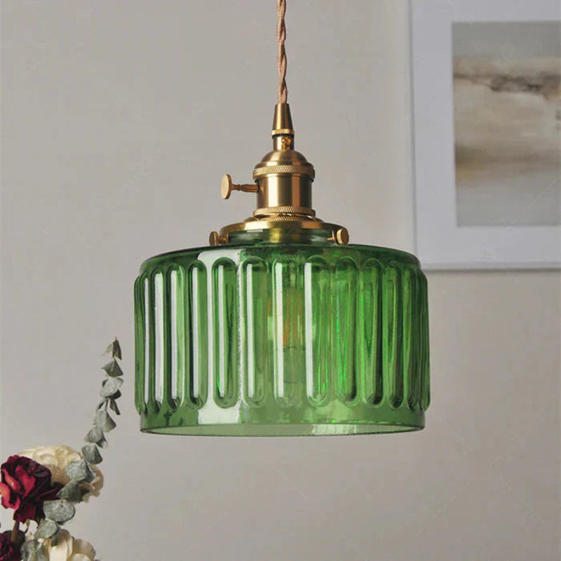 Lampa wisząca z cylindrycznym kloszem ze szkła ryflowanego i mosiężną oprawą