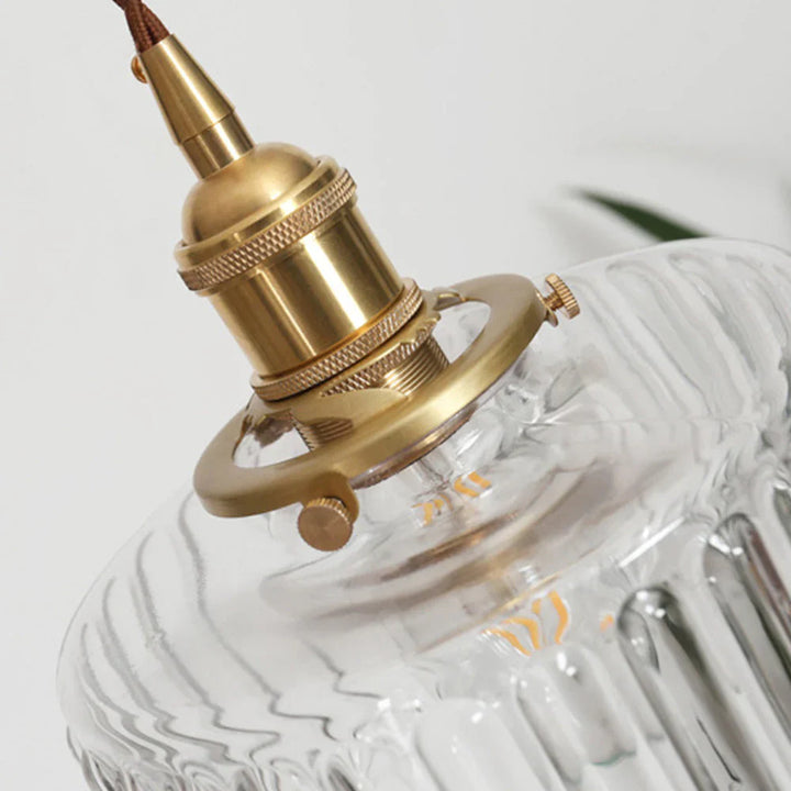 Lampa wisząca z cylindrycznym kloszem ze szkła ryflowanego i mosiężną oprawą