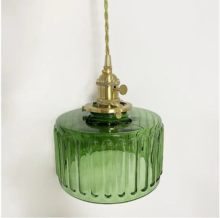 Lampa wisząca z cylindrycznym kloszem ze szkła ryflowanego i mosiężną oprawą