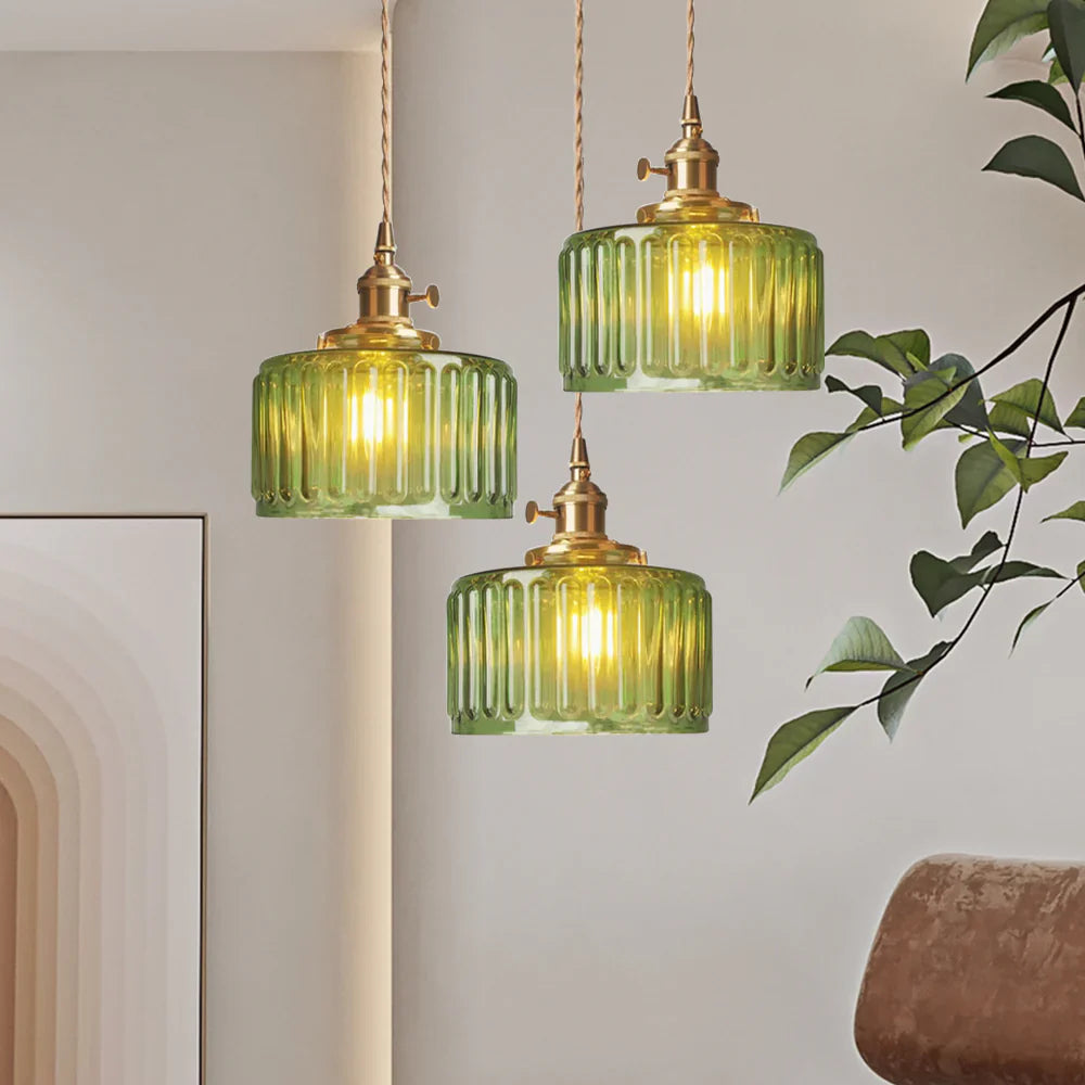 Lampa wisząca z cylindrycznym kloszem ze szkła ryflowanego i mosiężną oprawą