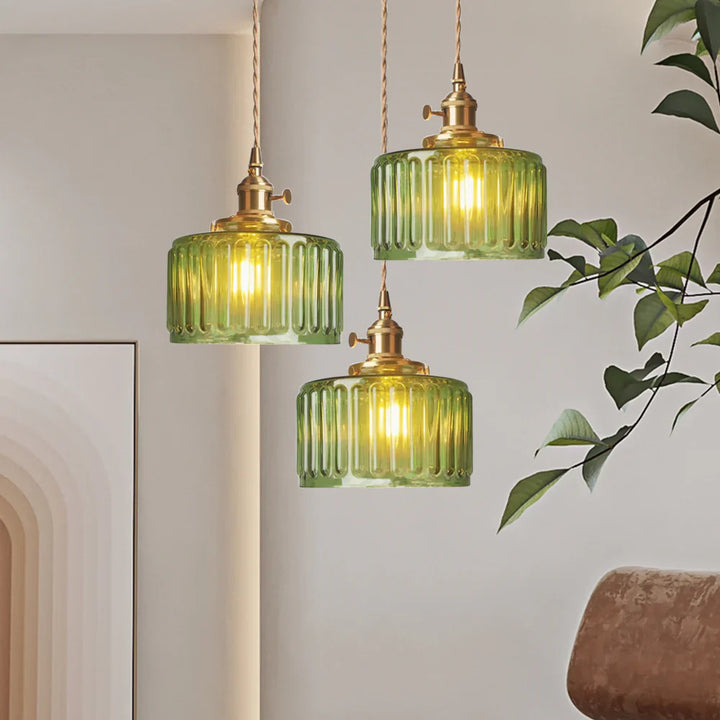 Lampa wisząca z cylindrycznym kloszem ze szkła ryflowanego i mosiężną oprawą