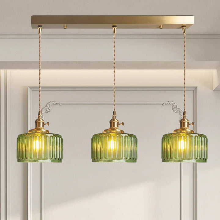 Lampa wisząca z cylindrycznym kloszem ze szkła ryflowanego i mosiężną oprawą