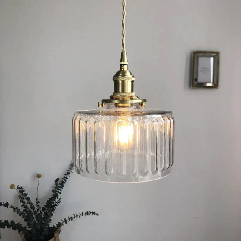 Lampa wisząca z cylindrycznym kloszem ze szkła ryflowanego i mosiężną oprawą