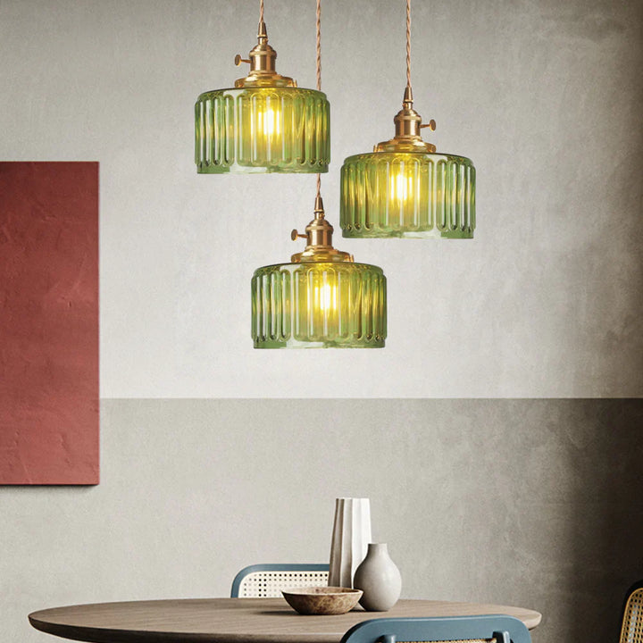 Lampa wisząca z cylindrycznym kloszem ze szkła ryflowanego i mosiężną oprawą