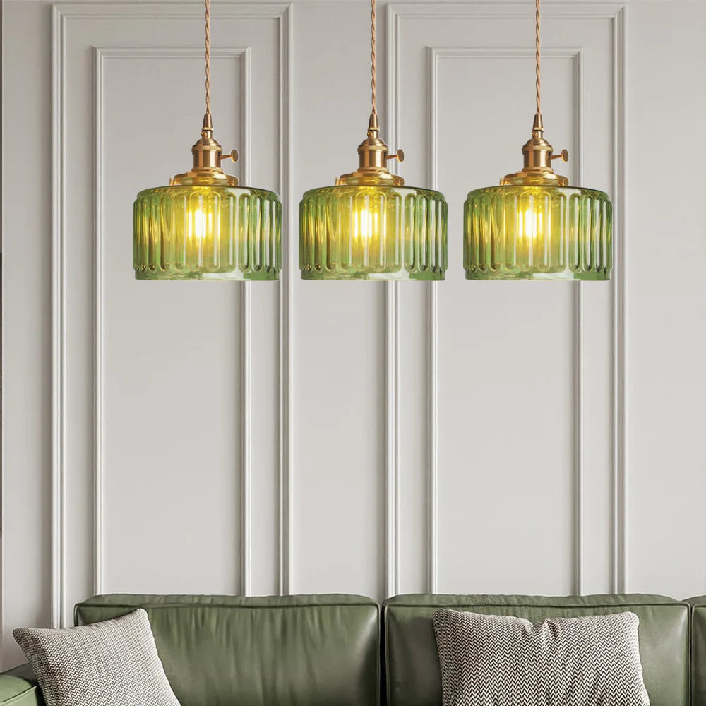 Lampa wisząca z cylindrycznym kloszem ze szkła ryflowanego i mosiężną oprawą