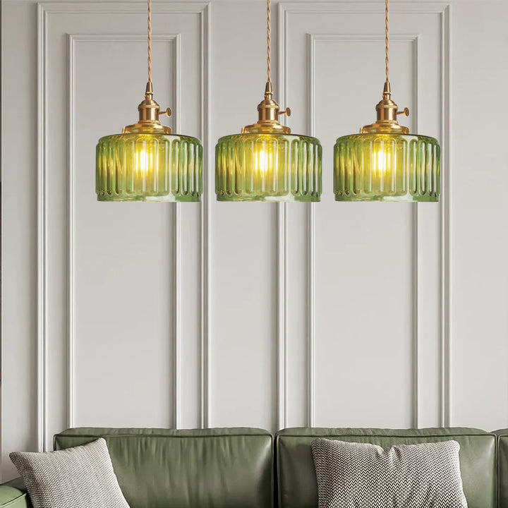Lampa wisząca z cylindrycznym kloszem ze szkła ryflowanego i mosiężną oprawą