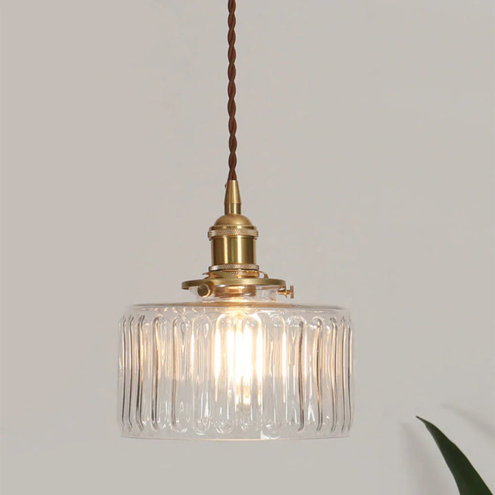 Lampa wisząca z cylindrycznym kloszem ze szkła ryflowanego i mosiężną oprawą