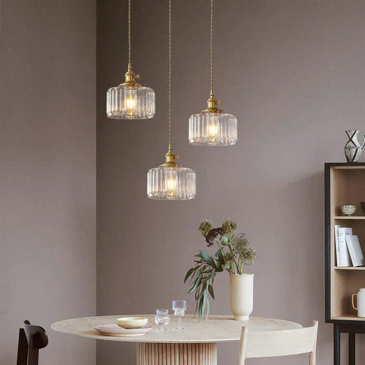 Lampa wisząca z cylindrycznym kloszem ze szkła ryflowanego i mosiężną oprawą