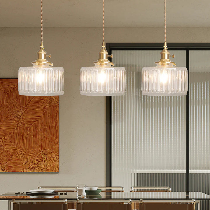 Lampa wisząca z cylindrycznym kloszem ze szkła ryflowanego i mosiężną oprawą