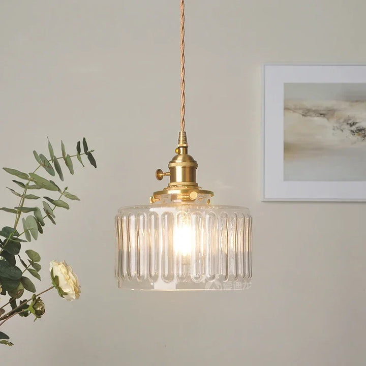 Lampa wisząca z cylindrycznym kloszem ze szkła ryflowanego i mosiężną oprawą