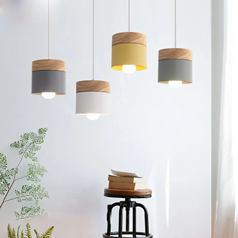 Lampa wisząca z cylindrycznym metalowym kloszem i drewnianą nakładką